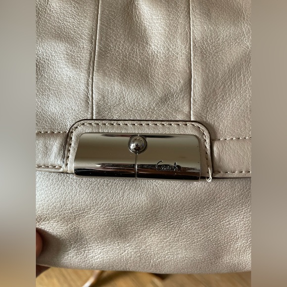 Coach Vintage Limited edition pearl mini bag. The Kristin Metalic pearl hobo - Picture 4 of 12